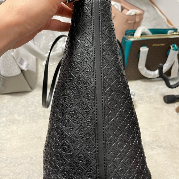 NWT Calvin Klein Large Monogram Logo Print Pebbled Leather Tote Bag In Black - Picture 8 of 8